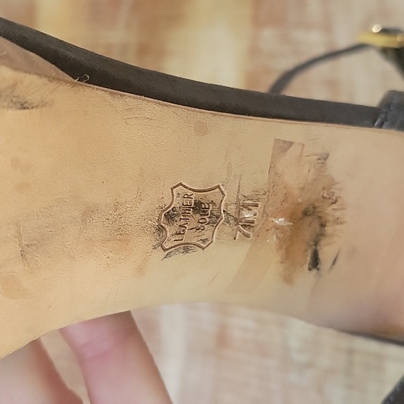 Tory Burch Black and Gold Heels with Elegant T-Strap‎ Size 7 - Picture 15 of 16